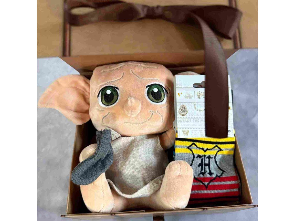 Dobby plüss és zokni a bőröndben