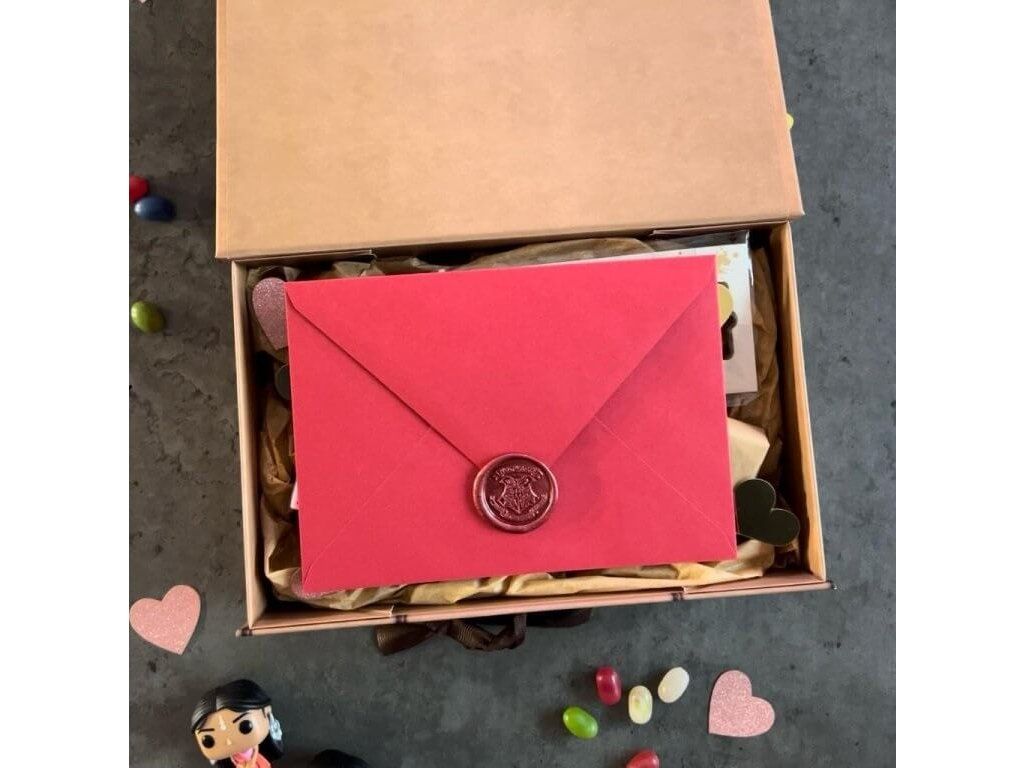 Varázslatos üzenet pecsétes borítékban – piros boríték valódi viaszpecséttel, Világvarázs