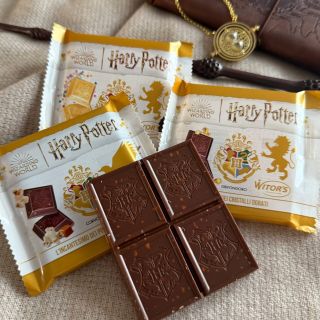 ⚡️Ahogy nálunk, a Világvarázsban mondjuk: ez itt a Csokoládéálom 🍫 Olasz csokik Roxfort címerrel – az egyik karamellizált...